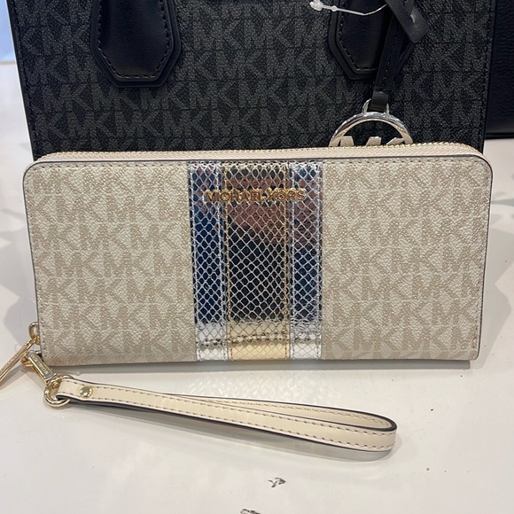 Michael Kors Jet Set Travel Large Signature Logo and Metallic Continental Wallet - Picture 2 of 16